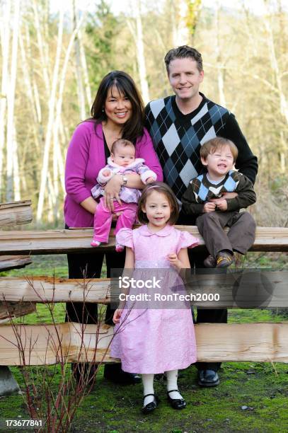 Familia De Cinco Foto de stock y más banco de imágenes de Adulto - Adulto, Agarrar, Aire libre