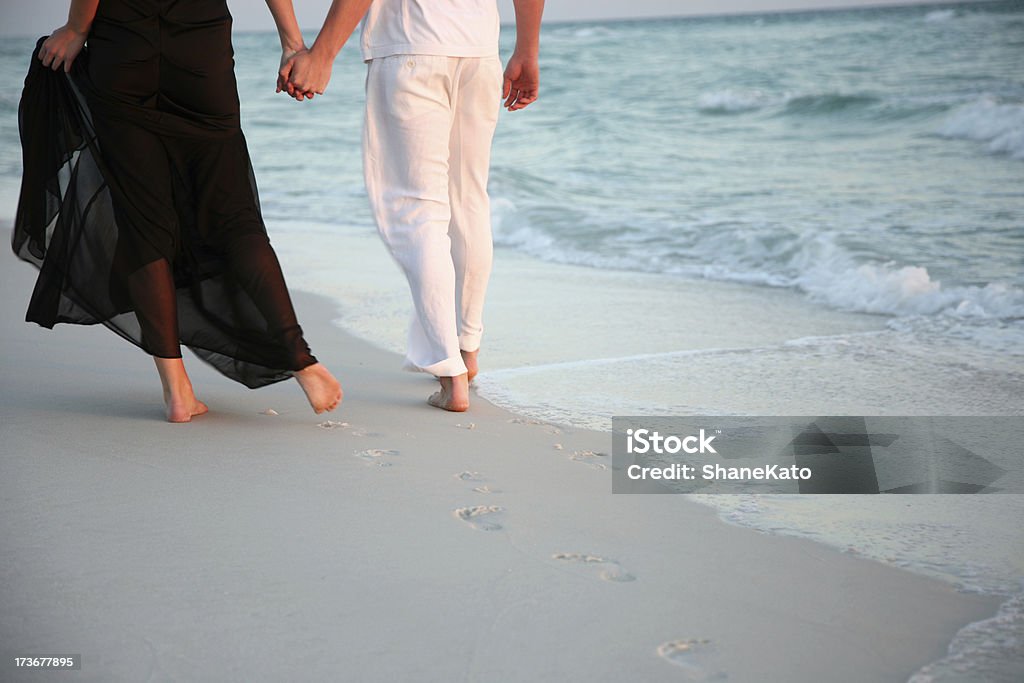 Romantisches Paar Hand in Hand und Walking on the Beach - Lizenzfrei Leinen Stock-Foto