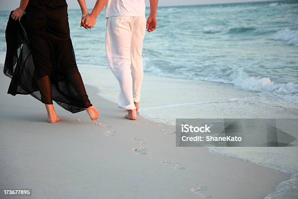 Romántico Pareja Sosteniendo Las Manos Y Caminar En La Playa Foto de stock y más banco de imágenes de Lino - Textil