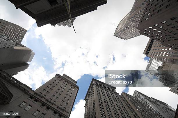 Wall Street - Fotografias de stock e mais imagens de Alto - Descrição Física - Alto - Descrição Física, Ao Ar Livre, Arranha-céu