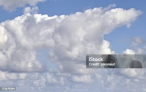 Flauschige Wolken Stockfoto und mehr Bilder von Blau - Blau, Cumulus, Einzelner Gegenstand