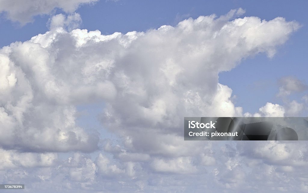 Nuvens almofadadas - Foto de stock de Azul royalty-free