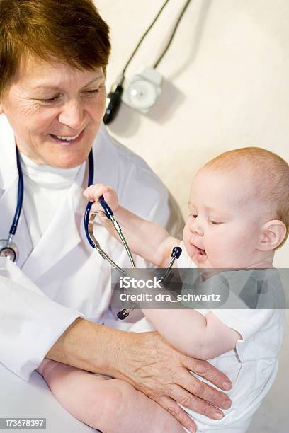 小児科医 - まぶしいのストックフォトや画像を多数ご用意 - まぶしい, シニア世代, ビジネス