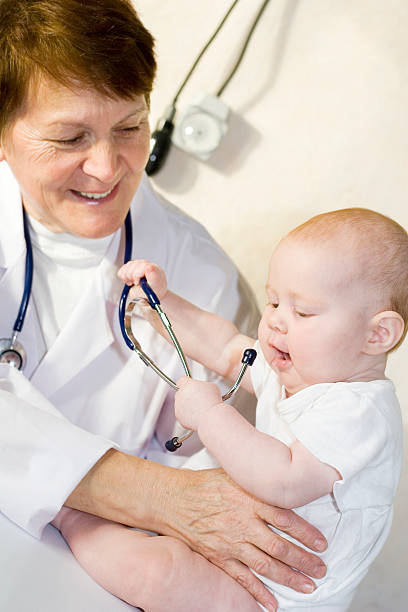 pediatra - stethoscope human hand doctor handcarves - fotografias e filmes do acervo