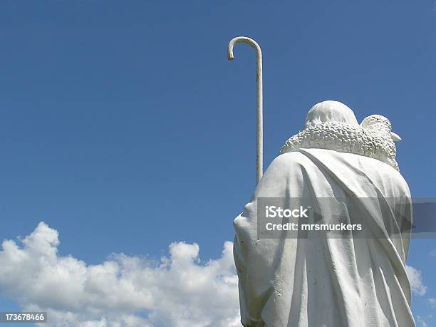 Photo libre de droit de Le Bon Berger La Statue De Cimetière banque d'images et plus d'images libres de droit de Gardien de moutons - Gardien de moutons, Jésus-Christ, Agneau - Animal