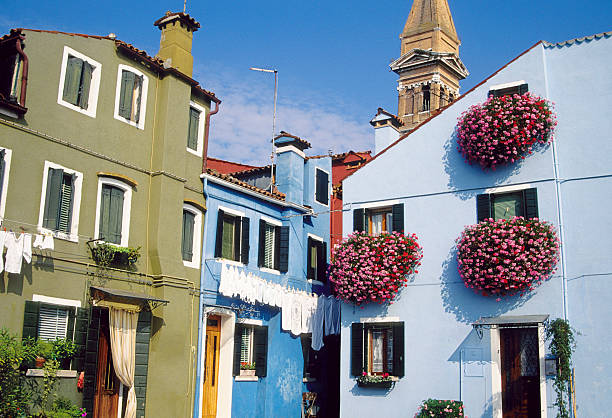 광장 및 색상화 주택의 이탈리어 - venetian lagoon italy flower shutter 뉴스 사진 이미지