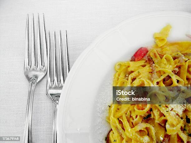 Placa De Tagliatelle - Fotografias de stock e mais imagens de Alimentar - Alimentar, Alimentação Saudável, Almoço