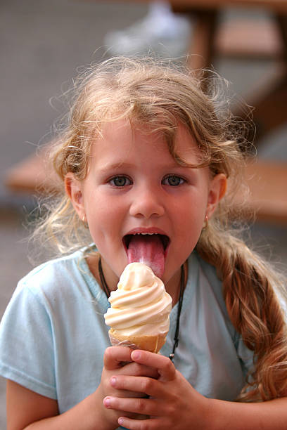 nous avons tous le scream pour glace - soft serve ice cream photos et images de collection