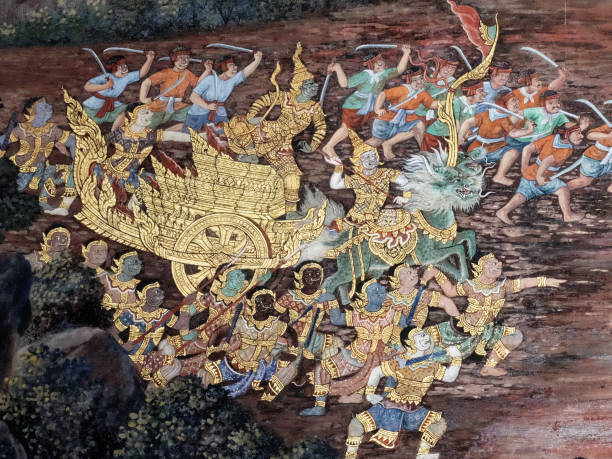 dentro de um templo tailandês, uma pintura mural tradicional captura uma cena de batalha feroz, retratando as narrativas míticas de um antigo épico indiano. - temple wat phra kaeo mural wall - fotografias e filmes do acervo