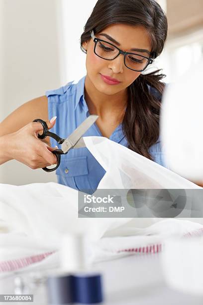 Hermoso Dressmaker Cortar Una Pieza De Material Blanco Foto de stock y más banco de imágenes de 20 a 29 años
