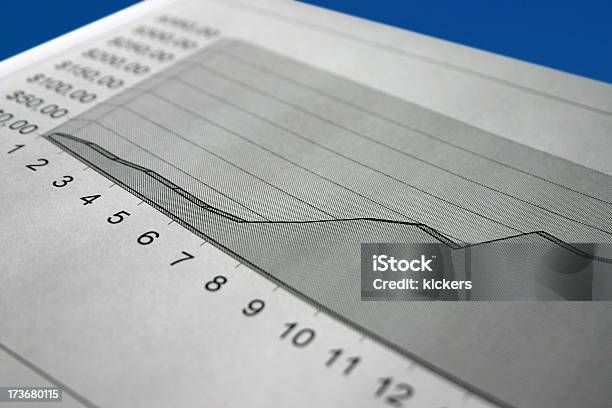 Foto de Gráfico De Negócios Com Fundo Azul e mais fotos de stock de Analisar - Analisar, Aprimoramento, Bolsa de valores e ações