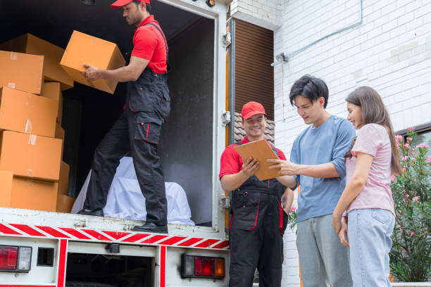 la coppia asiatica firma il modulo logistico di consegna, la casella di cartone di controllo che appartiene utilizzando il servizio di business logistico, i dipendenti multietnici del trasloco della casa in uniforme lavorano il lavoro di squadra profession - moving van relocation truck box foto e immagini stock