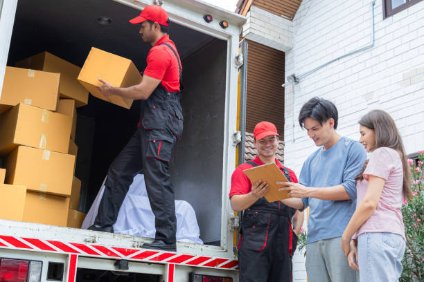 coppia asiatica felice che controlla la scatola di cartone che appartiene utilizzando un servizio di business logistico professionale che trasloca nuova casa, dipendenti multietnici in uniforme lavorano in team professionale con camion di carico di consegn - moving van relocation truck box foto e immagini stock