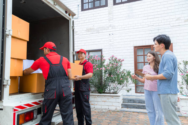 la coppia asiatica firma il modulo logistico di consegna, la casella di cartone di controllo che appartiene utilizzando il servizio di business logistico, i dipendenti multietnici del trasloco della casa in uniforme lavorano il lavoro di squadra profession - moving van relocation truck box foto e immagini stock