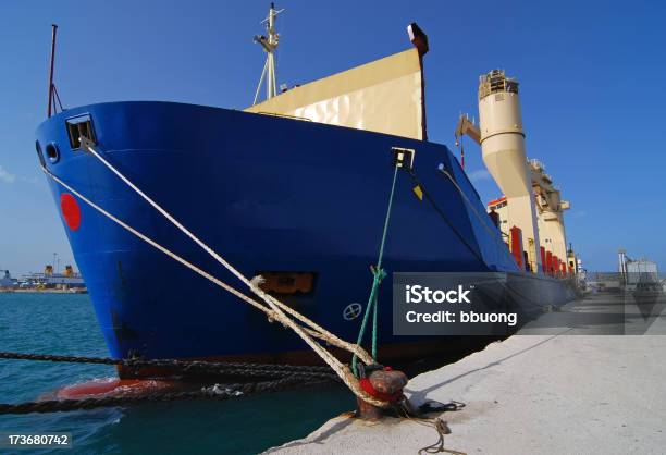 Nave Di Docking - Fotografie stock e altre immagini di Nave - Nave, Ambientazione esterna, Attraccato