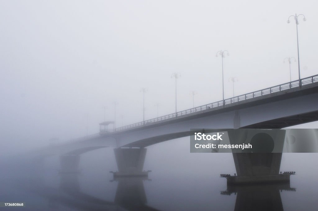 Misty puente - Foto de stock de Enfurruñado libre de derechos