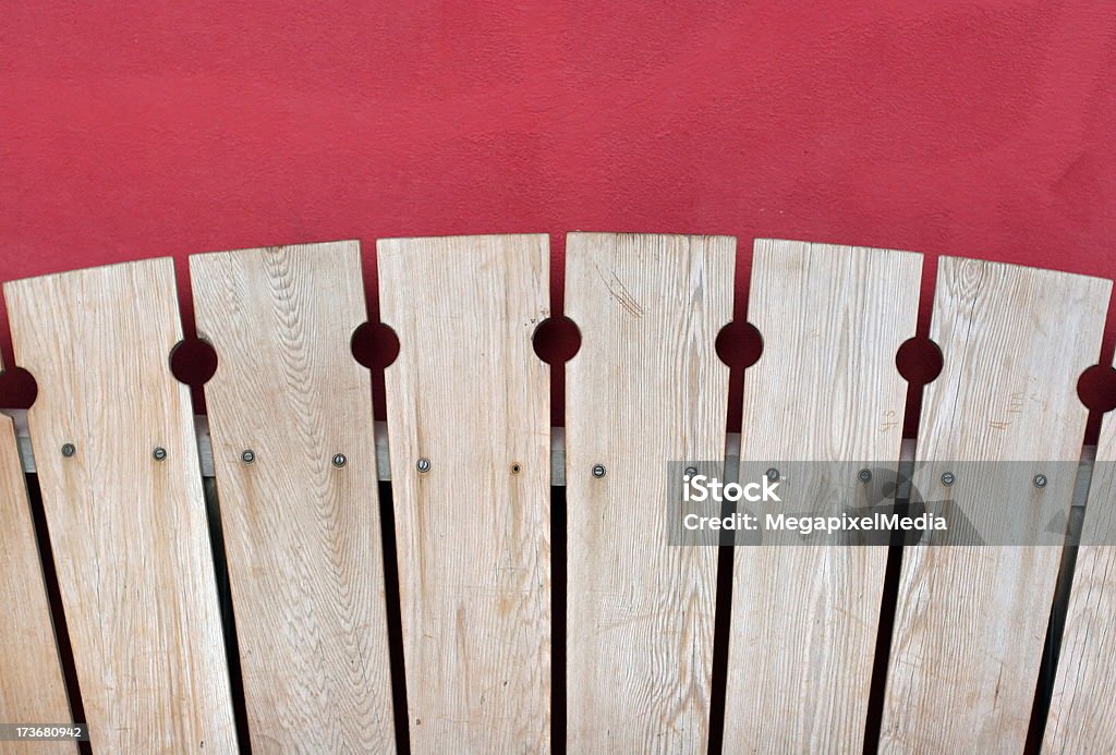 Holzbank zurück und Rote Wand - Lizenzfrei Design Stock-Foto