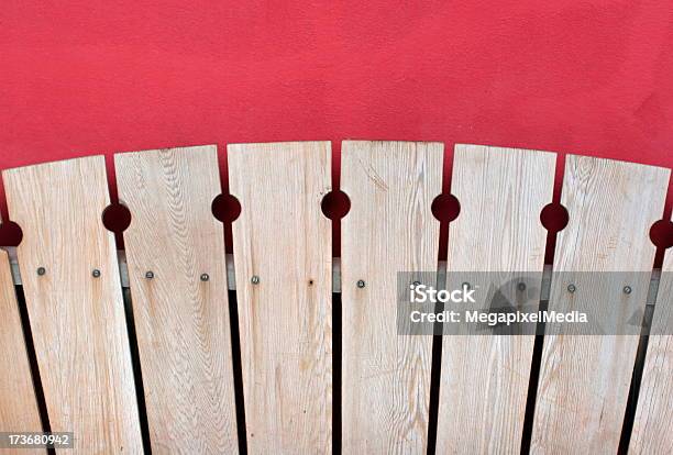 Holzbank Zurück Und Rote Wand Stockfoto und mehr Bilder von Design - Design, Fotografie, Frische