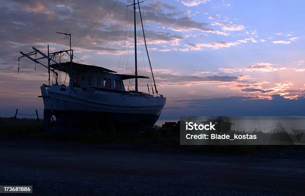 Vecchia Barca Montato - Fotografie stock e altre immagini di Abbandonato - Abbandonato, Barca a vela, Cantiere navale