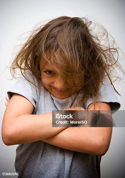 Exposto Pelo Vento Rapariga - Fotografias de stock e mais imagens de Acesso de raiva - Acesso de raiva, Criança, 10-11 Anos
