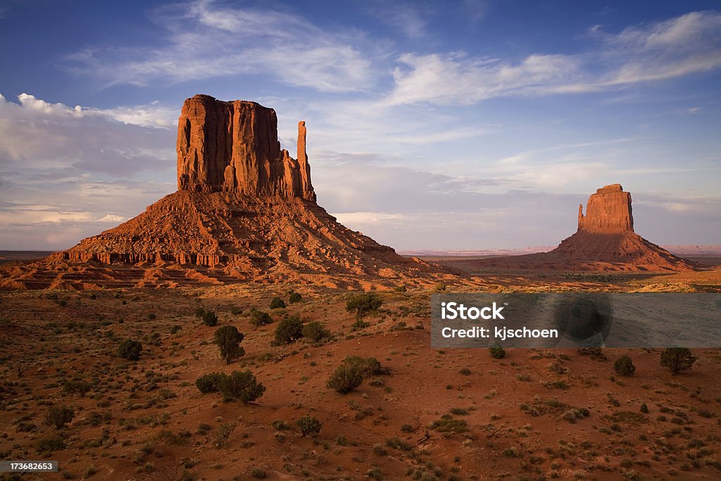 La luz y los Mittens en Monument Valley - Foto de stock de Parque Tribal de Monument Valley libre de derechos