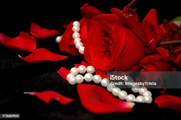Las Tradiciones Romántica Foto de stock y más banco de imágenes de Amor - Sentimiento - Amor - Sentimiento, Aniversario, Arreglo floral
