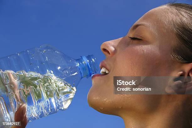 飲料水 2 ボトル - プラスチックのストックフォトや画像を多数ご用意 - プラスチック, 夏, 水