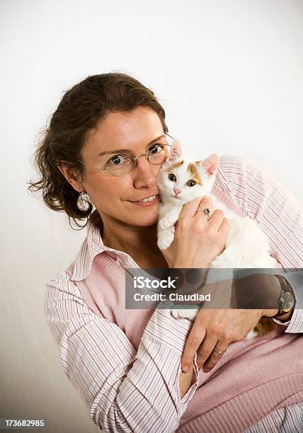 Mulher E Animal De Estimação - Fotografias de stock e mais imagens de Adulto - Adulto, Amizade, Amor