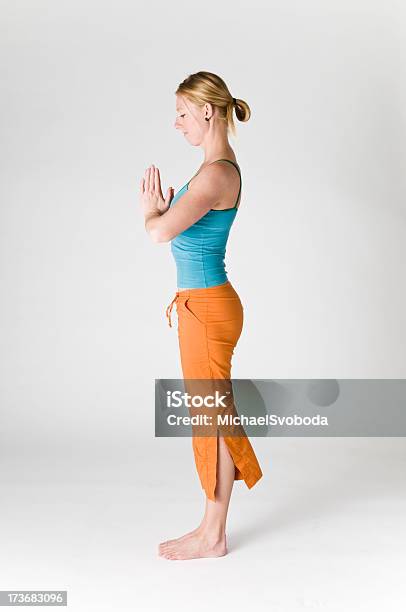 Yoga Stockfoto und mehr Bilder von Aktiver Lebensstil - Aktiver Lebensstil, Aktivitäten und Sport, Barfuß