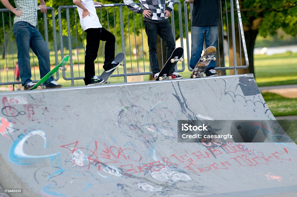 Attesa gli skater - Foto stock royalty-free di 18-19 anni