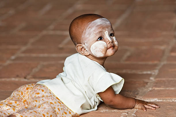 burmese bambino - bagan myanmar burmese culture family foto e immagini stock