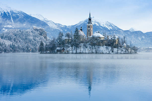 lago bled - castle slovenia winter snow fotografías e imágenes de stock