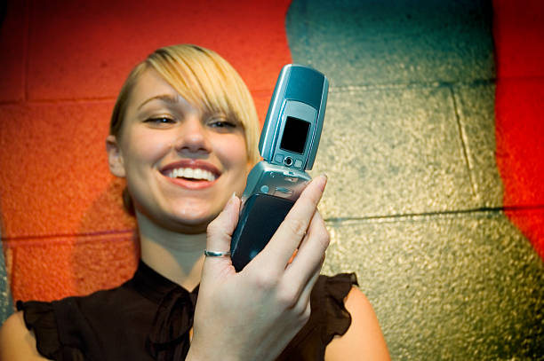 カメラ電話、若い女性 - hf7 ストックフォトと画像