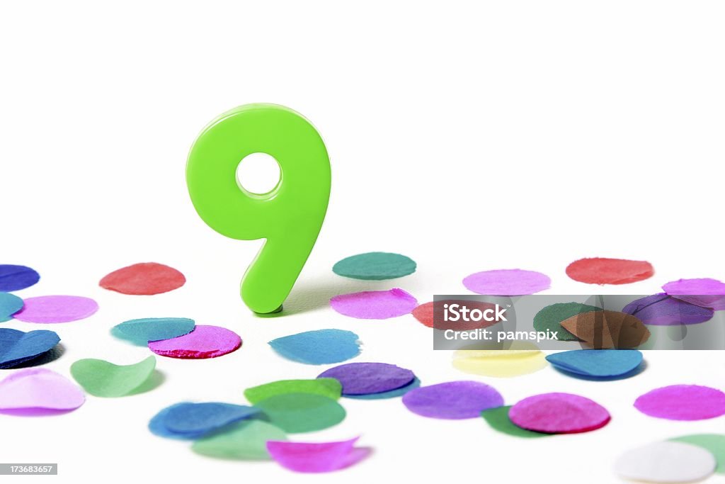 Festivo número 9 con confeti sobre fondo blanco - Foto de stock de 8-9 años libre de derechos