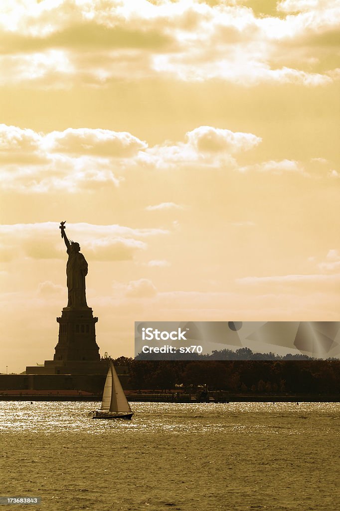 À sombra da Miss Liberty - Foto de stock de Atlântico Central EUA royalty-free