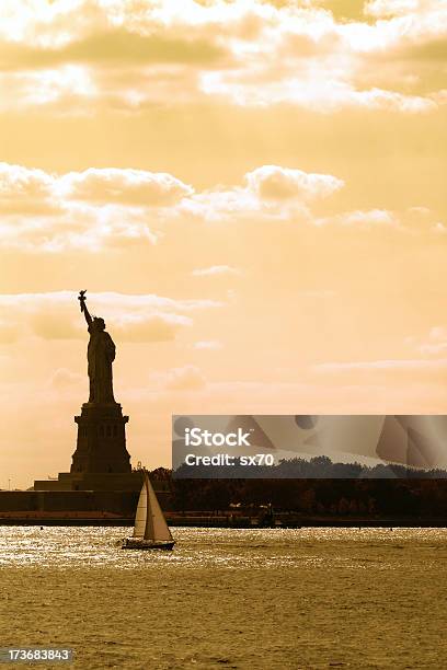 Foto de À Sombra Da Miss Liberty e mais fotos de stock de Atlântico Central EUA - Atlântico Central EUA, Cidade, Cultura Francesa