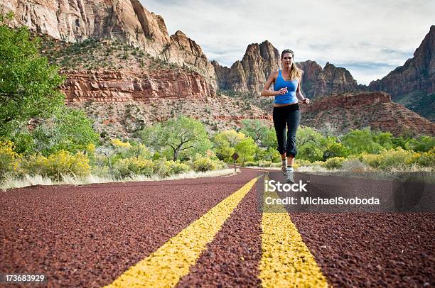 Foto de Corredor Feminino e mais fotos de stock de Correr - Correr, Adulto, Atividade