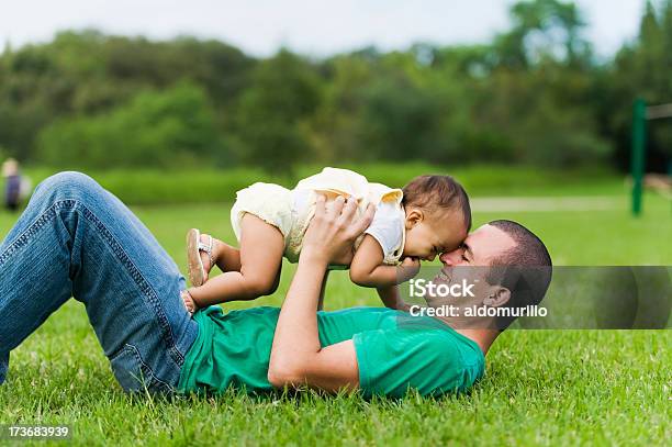 Fathers Love — стоковые фотографии и другие картинки Обнимать - Обнимать, Отец, 12-17 месяцев