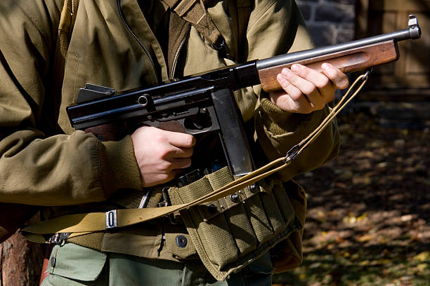 ww2 soldier con subfusil thompson - armed forces human hand rifle bullet fotografías e imágenes de stock