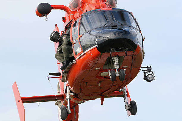 спасательная вертолё�т - rescue helicopter coast guard protection стоковые фото и изображения