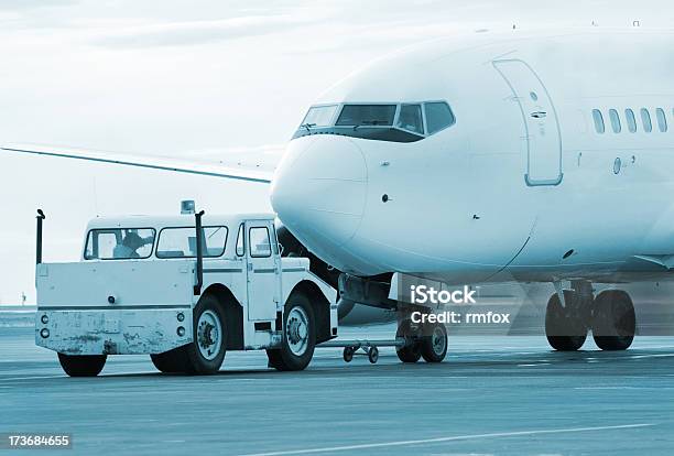 Getting Ready — стоковые фотографии и другие картинки Авиакосмическая промышленность - Авиакосмическая промышленность, Аэропорт, Воздушный транспорт