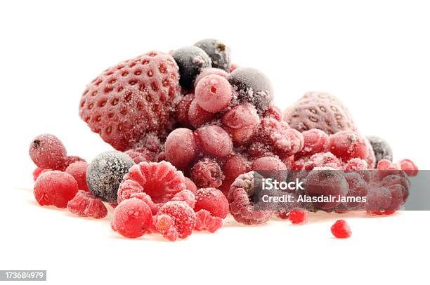 Frutta Ghiacciata - Fotografie stock e altre immagini di Ghiacciato - Ghiacciato, Frutta, Scontornabile