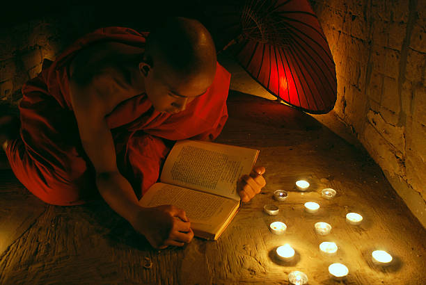 buddyjski mnich - cambodia bagan archaeological zone indoors color image zdjęcia i obrazy z banku zdjęć