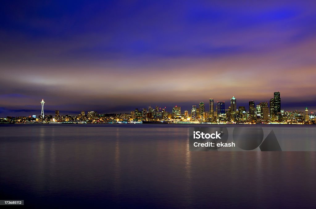 skyline di Seattle di notte in inverno - Foto stock royalty-free di Seattle