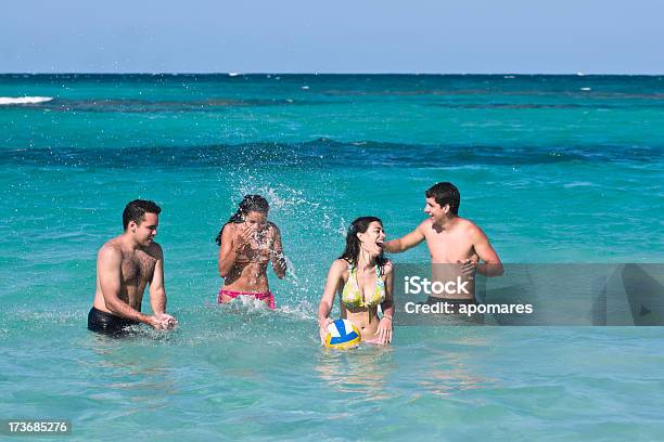 Diversión En La Playa Foto de stock y más banco de imágenes de Actividades recreativas - Actividades recreativas, Adolescencia, Adolescente