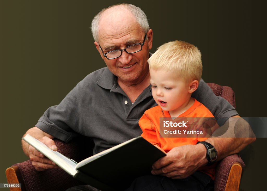 Grandpa leitura - Foto de stock de Avô royalty-free