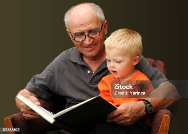 Foto de Grandpa Leitura e mais fotos de stock de Avô - Avô, Colo, Criança