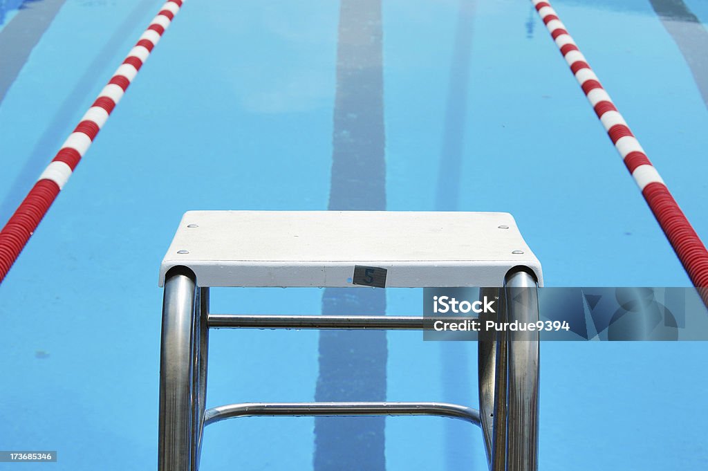 Piscina Bloque de arranque - Foto de stock de Bloque de salida de la piscina libre de derechos