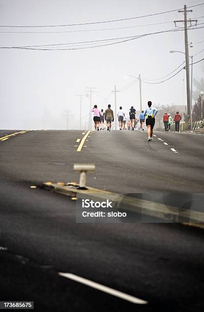 Marathon Laufen Stockfoto und mehr Bilder von Athlet - Athlet, Bedeckter Himmel, Bewegung