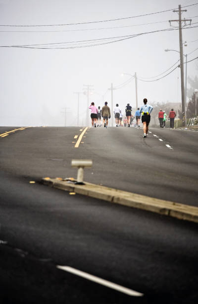 maraton run - distance running jogging running fog zdjęcia i obrazy z banku zdjęć